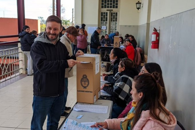 Tras emitir el voto Azcué aseguró que “hoy nuestro pueblo tiene ganas de cambiar el rumbo”